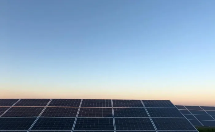 Placas solares a las que ya no les da el sol porque esta apunto de anochecer.